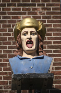 Nederland, Leiden, 18 maart 2015, Gaper in Centrum van Leiden. Drogist winkelstraat Leiden, Gaper, gapers vanaf de 17e eeuw als uithangteken voor een drogist gebruikt. De nar als gaper verwijst naar de kwakzalver die op jaarmarkten en kermissen zijn diensten aanbood. In gezelschap van zijn knecht (een nar in rare uitdossing) kon hij indruk maken en was hij verzekerd van klanten. Een andere gaper die veel voorkomt is de zieke zelf, soms met pil op de tong. medicijnen drogist apotheek pillen beeld pil patient patienten slikken apotheker medicijn zelfmedicatie medicatie farmaceutische farmacie geneesmiddelen zorgpremie gezondheidszorg Foto; Peter Hilz / HH